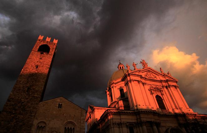 Devant la cathédrale de Brescia, en Italie, le 11 mai 2013.