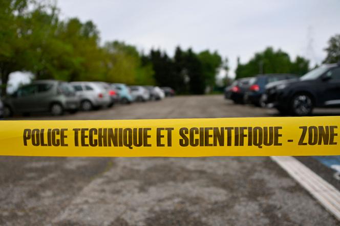 Trois véhicules appartenant à des membres du personnel pénitentiaire ont été incendiés tôt, mercredi 16 avril, devant la prison de Tarascon (Bouches-du-Rhône). Des attaques similaires ont eu lieu dans d’autres prisons depuis.