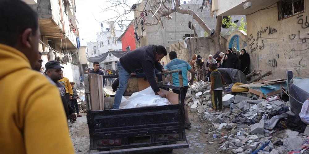 Des corps transportés pour être enterrés après les frappes israéliennes de la nuit sur le district de Nazla, au sud-ouest de Jabalia, dans le nord de la bande de Gaza, le 16 avril 2025. - BASHAR TALEB / AFP