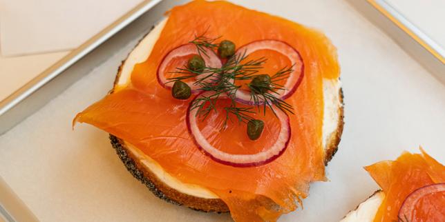 Bagels : cinq adresses parisiennes où trouver ces pains moelleux avec un trou au milieu