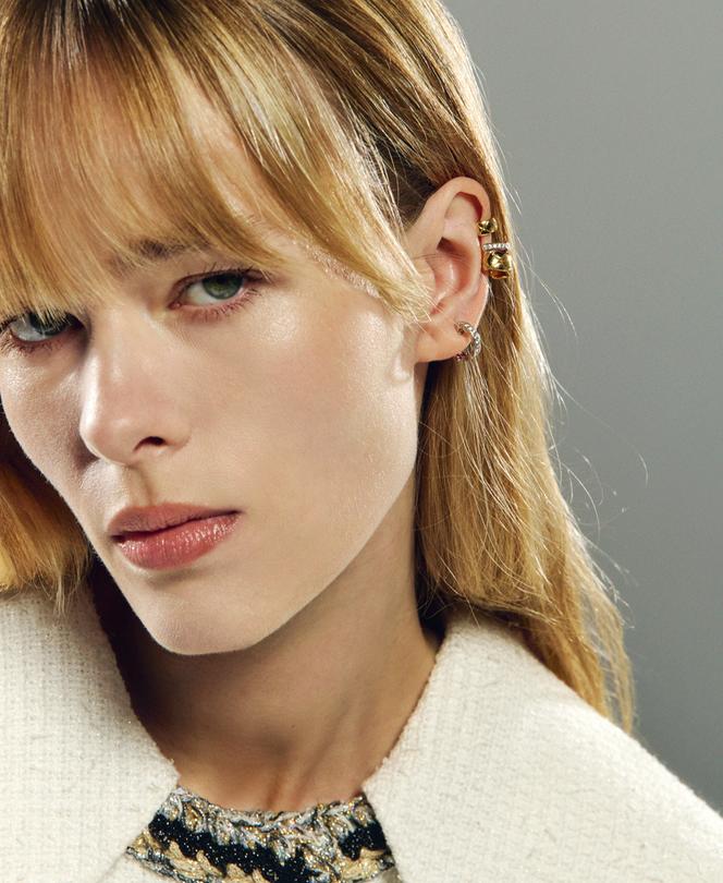 Boucles d’oreilles Coco Crush, en or blanc 18 carats, or jaune 18 carats et diamants, Chanel Joaillerie, 7 650 €. Veste Chanel.