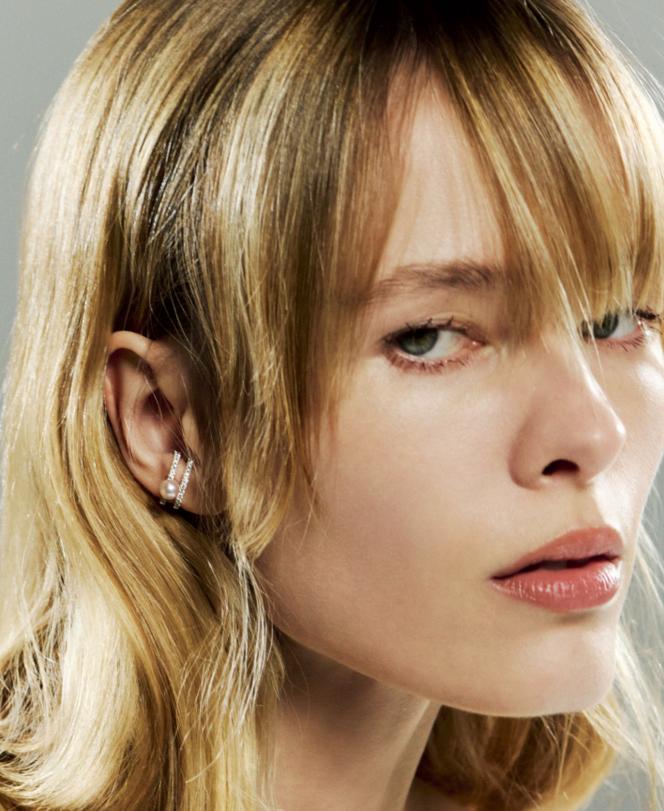 Monoboucle en perles de culture Akoya, diamants et or blanc 18 carats, Mikimoto, 3 000 €.