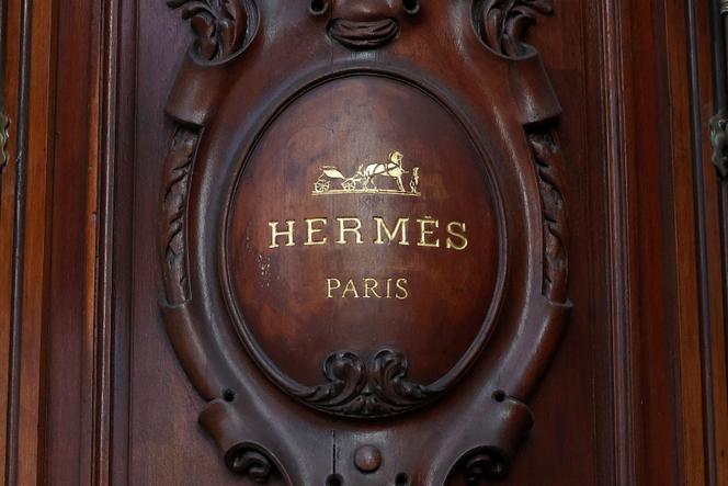 Un logo d'Hermès est vu dans un magasin de Paris, en France, le 14 février 2025.