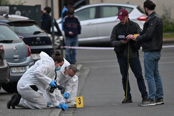 Des agents de la police scientifique inspectent un périmètre où trois personnes ont été blessées par balle, à Rennes, le 17 avril 2025.