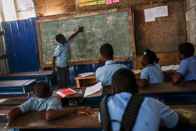 Des élèves assistent à un cours de français à l’école mixte Wesleyenne Regard Divin, à Port-au-Prince, le 28 octobre 2021. </noscript></img><figcaption class=