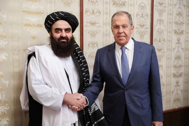 Le ministre des affaires étrangères russe, Sergueï Lavrov, et son homologue afghan,  Amir Khan Muttaqi, à Moscou le 4 octobre 2024. 