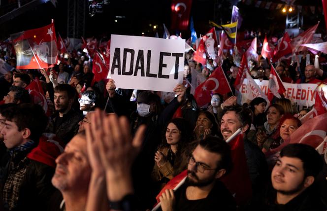 Une banderole portant l’inscription « Justice », lors d’un rassemblement contre l’arrestation d’Ekrem Imamoglu, à Istanbul, en Turquie, le 16 avril 2025.