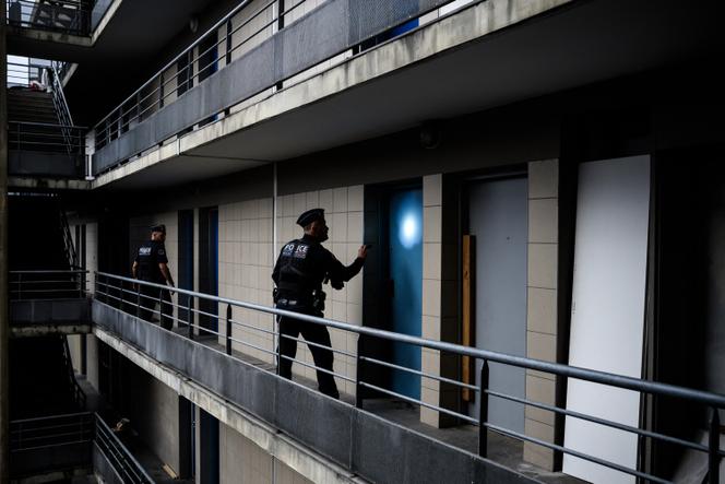 Des agents de la police municipale inspectent un immeuble évacué à la suite des dégâts causés par la présence de trafiquants de drogue, à Echirolles, dans l’Isère, le 26 septembre 2024.