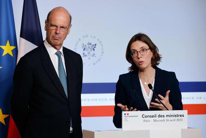 Eric Lombard, le ministre de l’économie, et Amélie de Montchalin, la ministre chargée des comptes publics, lors d’une conférence de presse après le conseil des ministres, à l’Elysée, le 16 avril 2025.