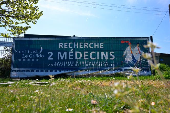 Affiche de recrutement de médecins de ville à Saint-Cast-le-Guildo (Côtes d’Armor), le 11 avril 2025.