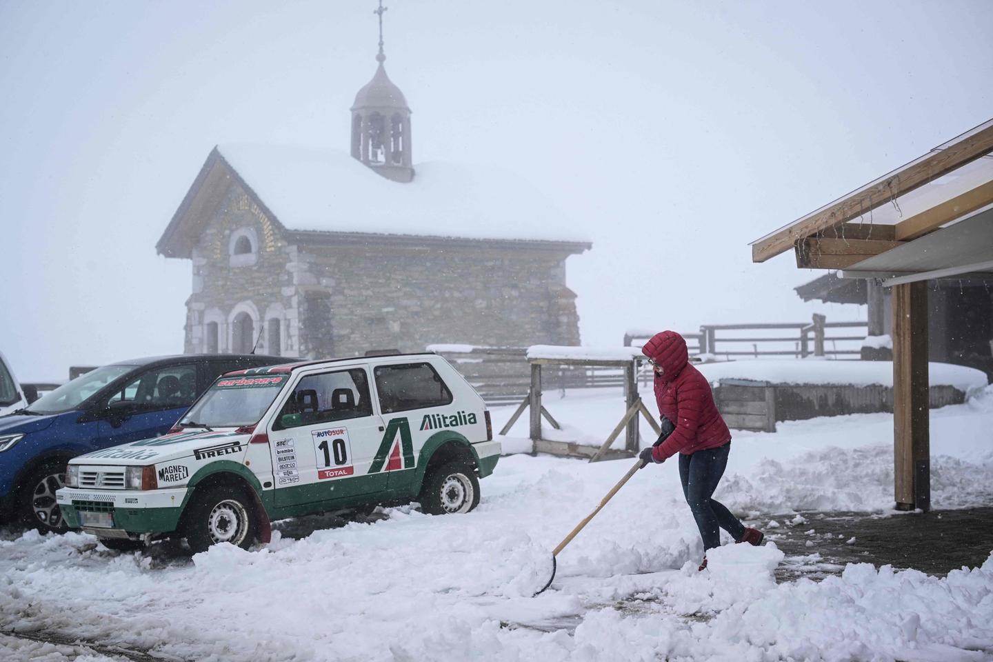 Heavy spring snowstorm in the Alps leaves two people missing