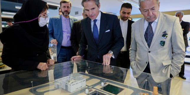 Sur cette photo publiée par l’Organisation iranienne de l’énergie atomique, Rafael Mariano Grossi, directeur général de l’Agence internationale de l’énergie atomique (au centre), visite une exposition sur les réalisations nucléaires de l’Iran, à Téhéran, le 17 avril 2025.