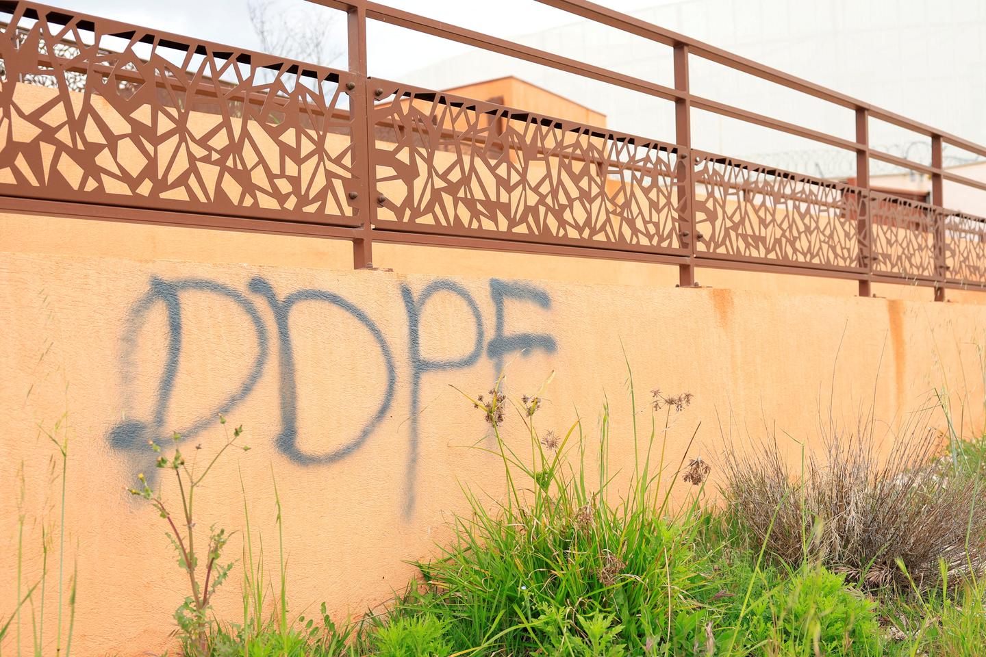 Derrière les attaques de prisons de 2025, un organisateur-clé et l’ombre persistante de la DZ Mafia