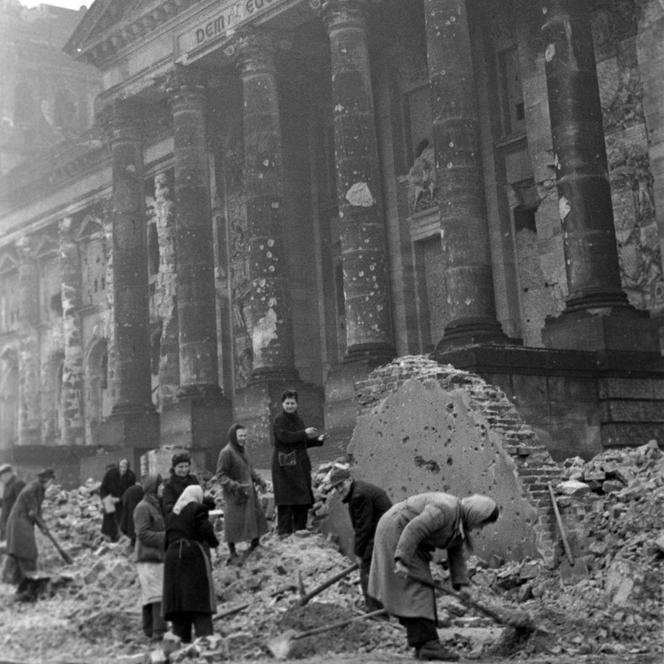 Les « femmes des ruines » reconstruisant Berlin, victimes de la « remasculinisation » de la société au retour des prisonniers de guerre, sont accusées de collaboration.