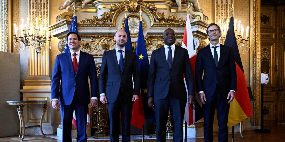 Le secrétaire d’Etat américain, Marco Rubio, le ministre de l’Europe et des affaires étrangères français, Jean-Noël Barrot, le ministre des affaires étrangères britannique, David Lammy, et le directeur politique du ministère des affaires étrangères allemand, Gunter Sautter (de gauche à droite), posent pour une photo au ministère des affaires étrangères français, à Paris, le 17 avril 2025. - JULIEN DE ROSA / VIA REUTERS