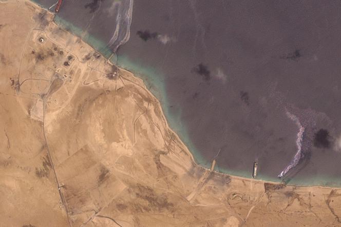 Image satellite montrant les conséquences des frappes américaines ciblant le port pétrolier de Ras Isa au Yémen, vendredi 18 avril 2025.