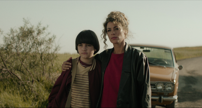 Marco (Matheo Labbé) et Maria (Bérénice Bejo) dans « Mexico 86 », de César Diaz.