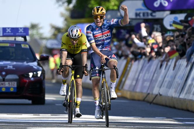 Le Belge Remco Evenepoel (à droite) célèbre sa victoire après avoir franchi la ligne d’arrivée de la Flèche brabançonne devant son compatriote Wout van Aert, en Belgique, le 18 avril 2025.