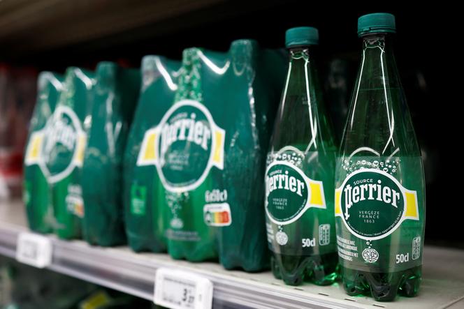 Des bouteilles de Perrier dans un supermarché à Perros-Guirec (Côtes-d’Armor), le 18 avril 2025.