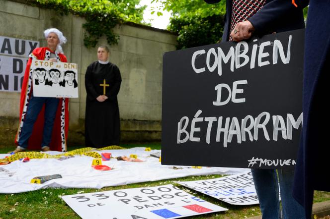 Des manifestants brandissent des pancartes sur lesquelles on peut lire « Combien de Bétharram ? » et « Stop au déni » lors d’une manifestation devant l’établissement privé Saint-Dominique à Neuilly-sur-Seine, le 18 avril 2025.