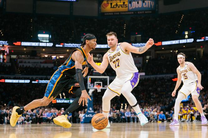 Le joueur de l’Oklahoma City Thunder Shai Gilgeous-Alexander face à Luka Doncic, des Los Angeles Lakers, au Paycom Center d’Oklahoma City (Oklahoma), le 6 avril 2025.