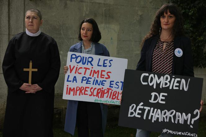 Lors d’une manifestation devant une institution privée de Neuilly-sur-Seine (Hauts-de-Seine), le 18 avril 2025.