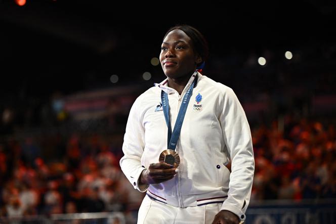 La judoka Clarisse Agbégnénou, avec la médaille de bronze olympique qu’elle a décrochée dans la catégorie des moins de 63 kg, à Paris, le 30 juillet 2024.