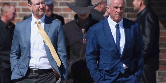 Bộ trưởng Y tế Mỹ, Robert Kennedy Jr. (bên phải), đứng trước một nhà thờ Mennonite ở Seminole (Texas), ngày 6 tháng 4 năm 2025. (Ảnh: Annie Rice/AP)