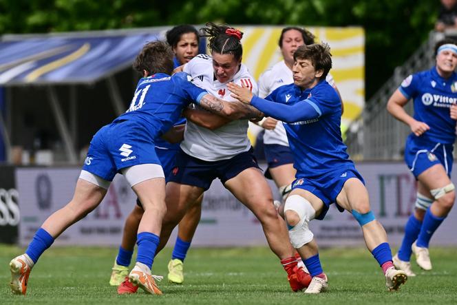 La française Elisa Riffoneau (en blanc), face aux Italiennes, au stade Sergio-Lanfranchi, à Parme (Italie), le 19 avril 2025.