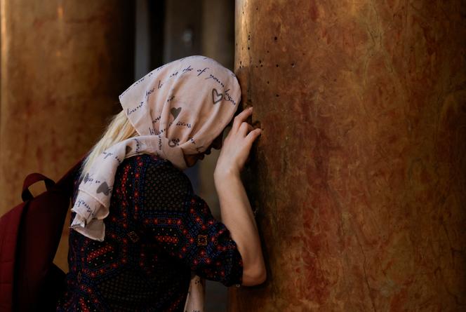 Une fidèle dans l’église de la Nativité, à Bethléem (Cisjordanie), le 19 avril 2025.