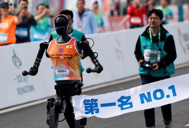 Le robot Tiangong Ultra franchit la ligne d’arrivée lors du semi-marathon E-Town Humanoid Robot, à Pékin, le 19 avril 2025.