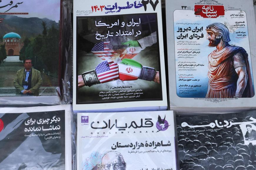 Des journaux annonçant les négociations américano-iraniennes sur le programme nucléaire iranien, à Téhéran, le 19 avril 2025.