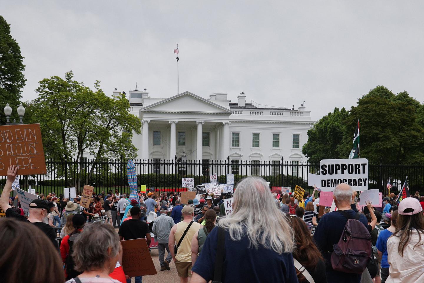 US Supreme Court intervenes to block Trump deportations