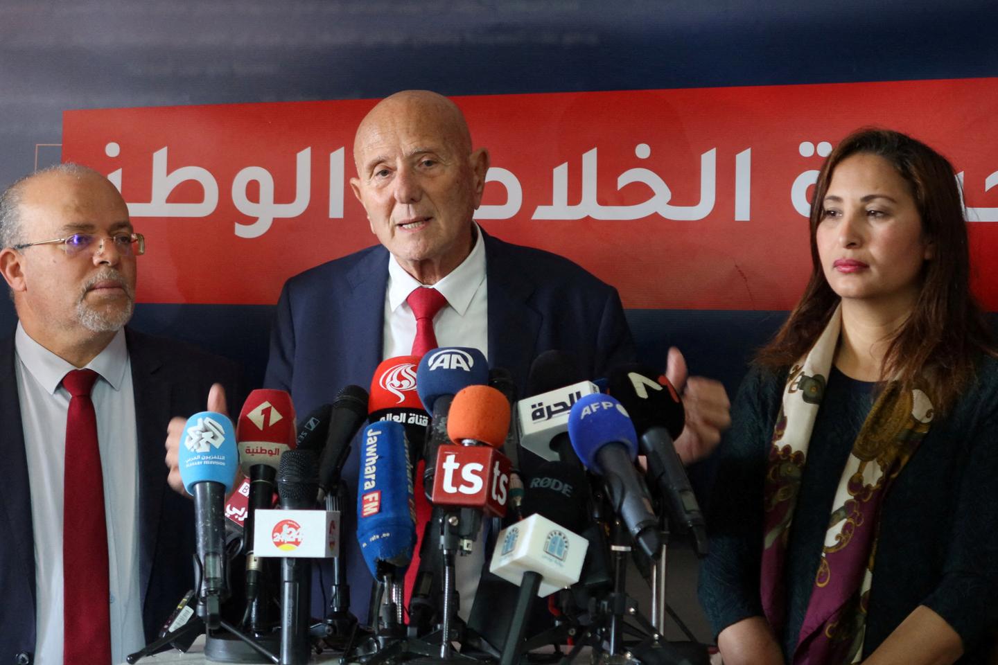 En Tunisie, lâ€™opposant Ahmed NÃ©jib Chebbi arrÃªtÃ© Ã Â son domicile, aprÃ¨s...