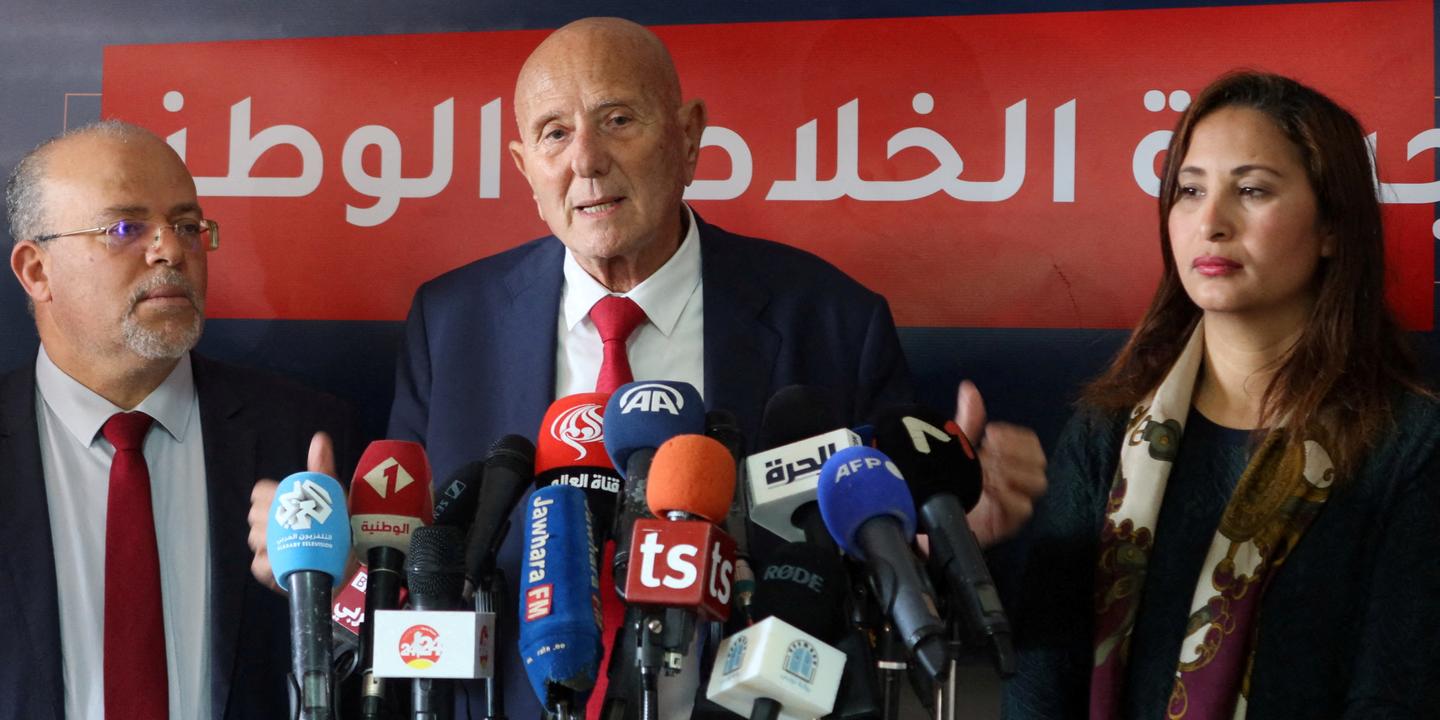 En Tunisie, l’opposant Ahmed Néjib Chebbi arrêté à son domicile, après sa condamnation à douze ans de prison en appel