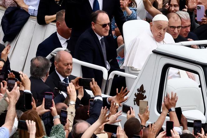 Le pape François sur la place Saint-Pierre, au Vatican, le 20 avril 2025.
