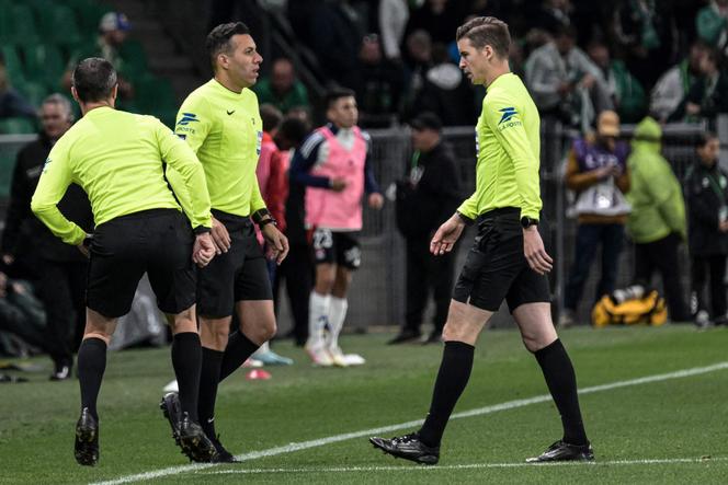 L’arbitre français Mehdi Rahmouni (au centre) lors du derby de Ligue 1 entre entre l’AS Saint-Etienne et l’Olympique lyonnais, au stade Geoffroy-Guichard, le 20 avril 2025.