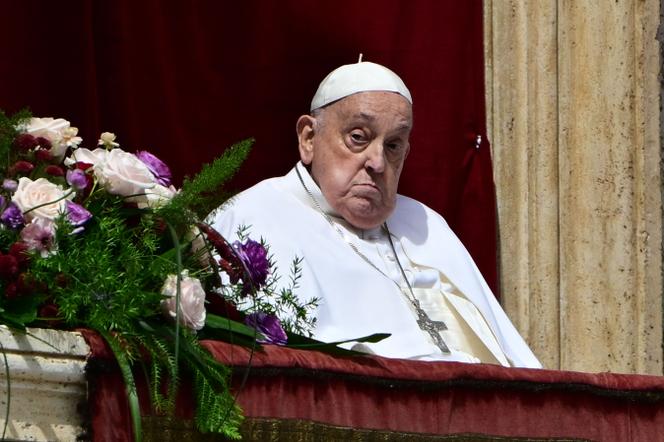Le pape François, sur le balcon principal de la basilique Saint-Pierre pour le message Urbi et Orbi et la bénédiction à la ville et au monde dans le cadre des célébrations de Pâques, sur la place Saint-Pierre au Vatican, le 20 avril 2025.