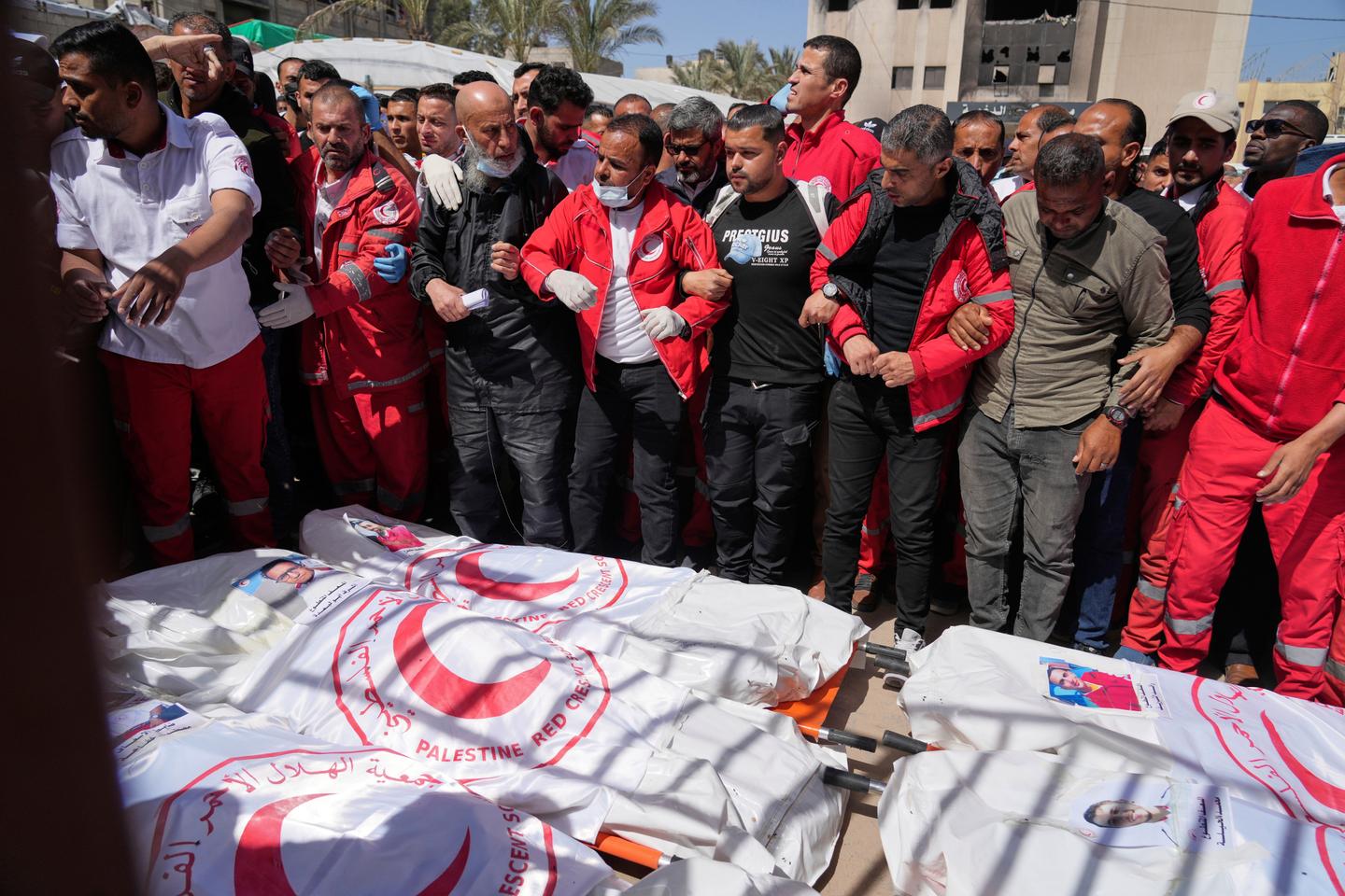 Secouristes tués dans la bande de Gaza : l’armée israélienne affirme que ses soldats « n’ont pas tiré de manière aveugle » mais reconnaît des « fautes »