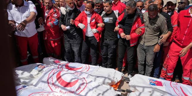 Secouristes tués dans la bande de Gaza : l’armée israélienne affirme que ses soldats « n’ont pas tiré de manière aveugle » mais reconnaît des « fautes » thumbnail