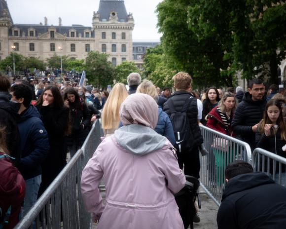 Sur le parvis bondé de Notre-Dame de Paris, le 21 avril 2025.