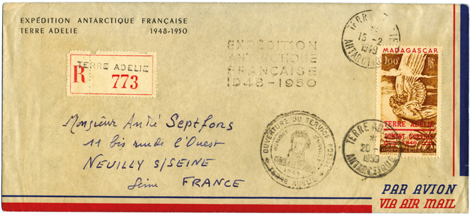 Pli recommandé pour Neuilly-sur-Seine avec arrivée et cachets de transit en Australie, timbre de poste aérienne n °1 oblitéré en Terre Adélie le 15 février 1949, plus cachet du 20 janvier 1950, vente Yvert et Tellier du 15 décembre 2024.