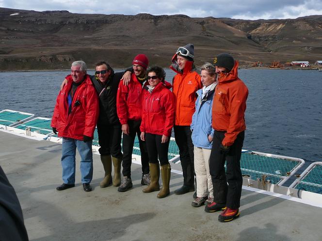 L’équipe de TelRoss, en novembre 2006, à bord du « Marion-Dufresne » devant Port-Jeanne d’Arc. Avec Jean-Marie Jaguenaud, le chef des opérations des TAAF (1er en partant de la gauche), Lionel Daudet (3e) et Emmanuel Cauchy (5e).