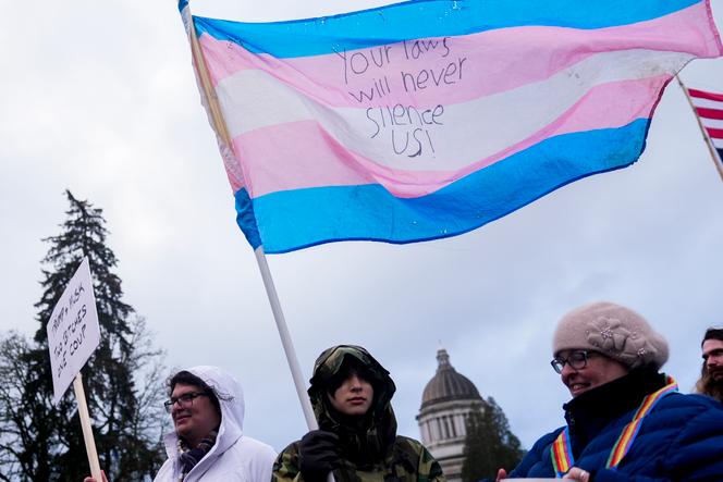 « Vos lois ne nous réduiront jamais au silence », inscrit sur un drapeau de la communauté transgenre, lors d’un rassemblement contre l’administration Trump, à Washington, le 5 février 2025.