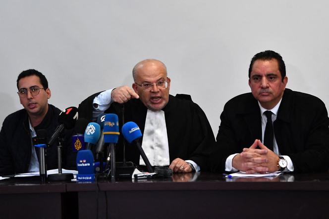 Samir Dilou (au centre), avocat et membre du comité de défense des détenus accusés d’avoir participé à un « complot contre la sûreté de l’Etat », lors d’une conférence de presse devant le tribunal de Tunis, le 21 avril 2025.