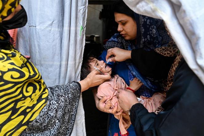 Un enfant reçoit un vaccin contre la polio, à Lahore (Pakistan), le 21 avril 2025.