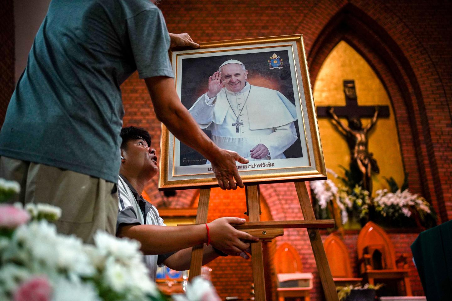 After Pope Francis' death, Catholics gather in prayer worldwide