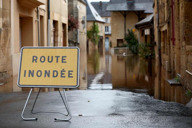 Une route inondée suite au débordement de lala Vézère à Montignac-Lascaux, dans le sud-ouest de la France, le 21 avril 2025.