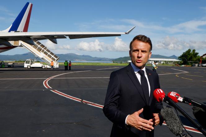 « Je veux rendre hommage à la force de résistance de tout le peuple mahorais », a déclaré à la presse le président de la République, Emmanuel Macron, à sa descente d’avion, à Mayotte, le 21 avril 2025.