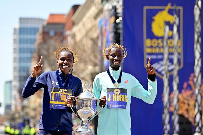 Os quenianos Sharon Lokedi e John Korir posam com o troféu de Maratona de Boston depois de vencer a maratona de Boston em 2025 em 21 de abril de 2025.